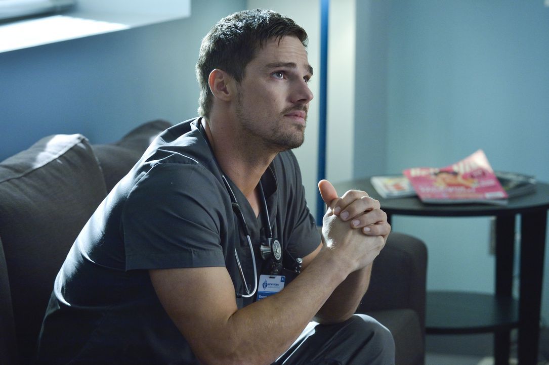 So schwer es ihm auch fällt: Vincent (Jay Ryan) kann Catherines absurder Theorie, um das Spenderherz, einfach nicht glauben ... - Bildquelle: Ben Mark Holzberg 2015 The CW Network, LLC. All rights reserved.