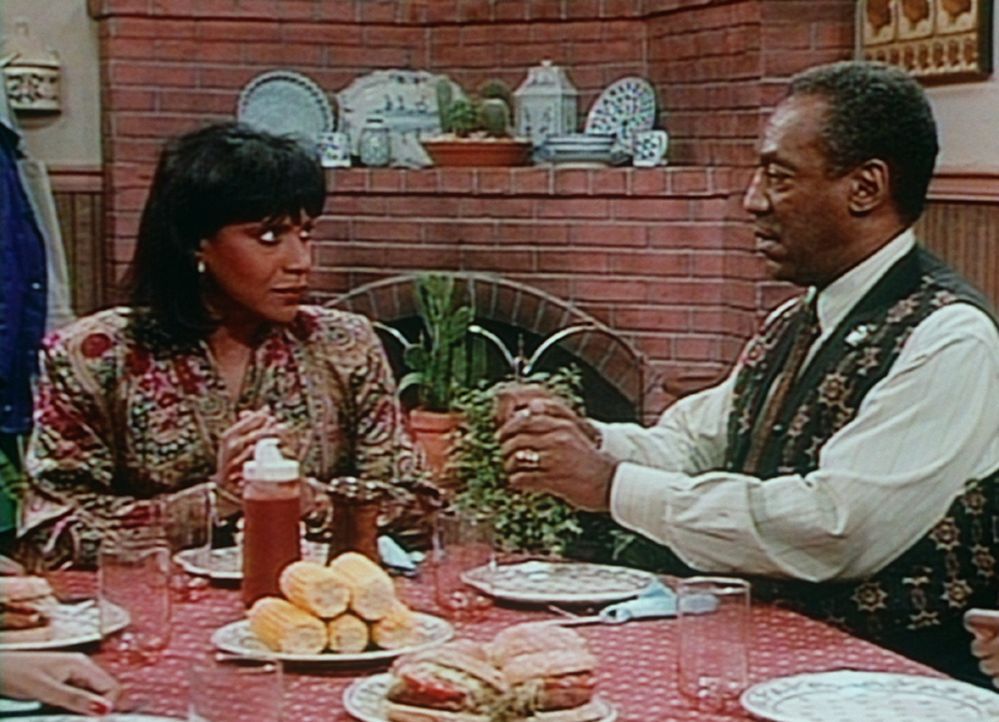 Clair (Phylicia Rashad, l.) und Cliff (Bill Cosby, r.) verabreden, dass sie ihren Kindern beim Abendessen einen lehrsamen Streich spielen wollen. - Bildquelle: Viacom