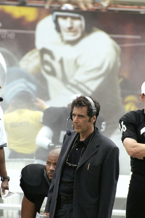 Footballtrainer Tony D'Amato (Al Pacino) kriegt es diese Saison von allen Seiten: Die Clubbesitzerin will endlich Profit machen, der Star der Mannsc... - Bildquelle: Warner Brothers