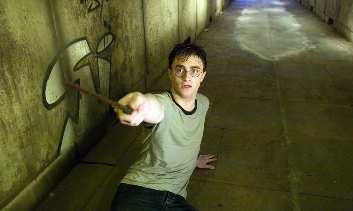 Harrys (Daniel Radcliffe) Albträume scheinen unheimliche Ereignisse anzukündigen. Doch das Schlimme ist: Professor Dumbledore, dessen Beistand er am... - Bildquelle: Warner Brothers International