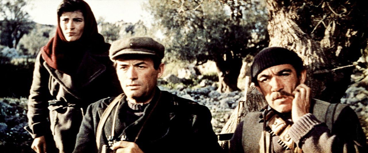 Getarnt schleichen Maria (Irene Papas, l.), Mallory (Gregory Peck, M.) und Andrea (Anthony Quinn, r.) über die Insel, um die Kanone von Navarone zu...