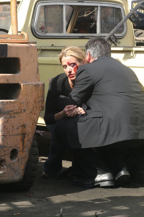 Jack Malone (Anthony LaPaglia, r.) kümmert sich um seine verwundete Kollegin Samantha Spade (Poppy Montgomery, l.) ... - Bildquelle: Warner Bros. Entertainment Inc.