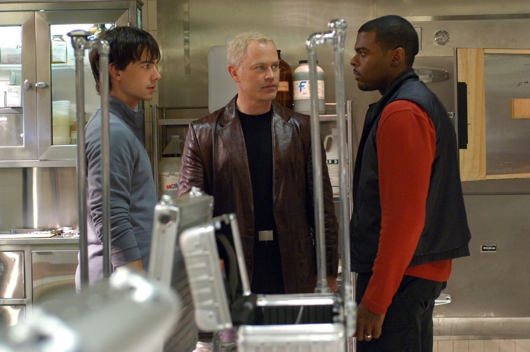Miles McCabe (Christopher Gorham, l.), Stephen Connor (Neal McDonough, M.) und Frank Powell (Troy Winbush, r.) kommen der rätselhaften Krankheit au... - Bildquelle: CBS Television