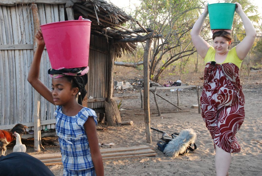 Zusammen mit ihrer Gastschwester Sarah (l.) muss Marta (r.) Wasser aus dem Brunnen holen. - Bildquelle: kabel eins