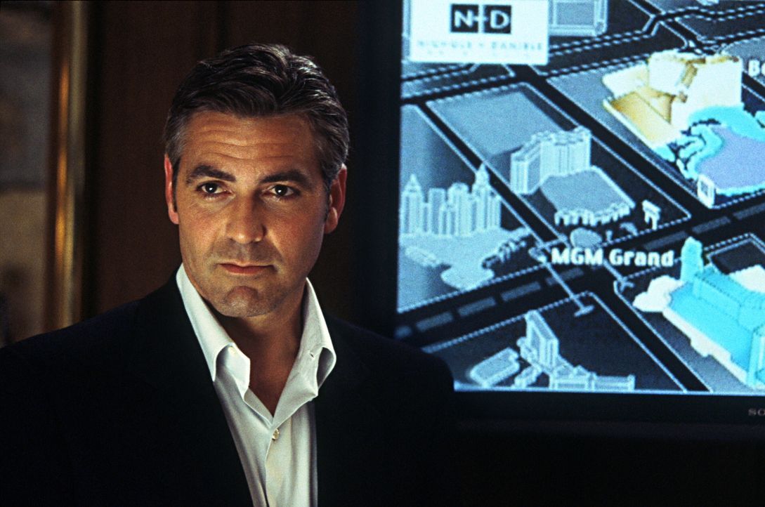 Gerade erst aus dem Knast entlassen, denkt Danny Ocean (George Clooney) schon wieder an den nächsten Meisterstreich ... - Bildquelle: Warner Bros. Pictures