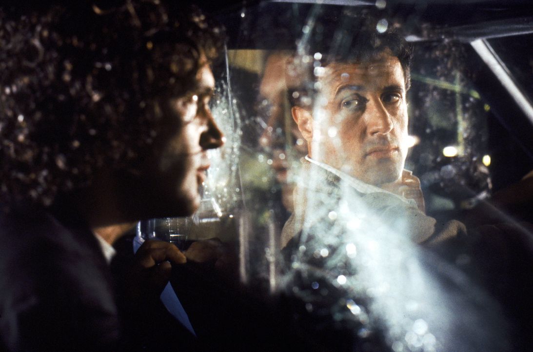 Um herauszufinden, wer seinen Auftrag sabotiert hat, gibt sich Robert Rath (Sylvester Stallone, r.) als Taxifahrer aus und nimmt Herausforderer Migu... - Bildquelle: Warner Bros. Television