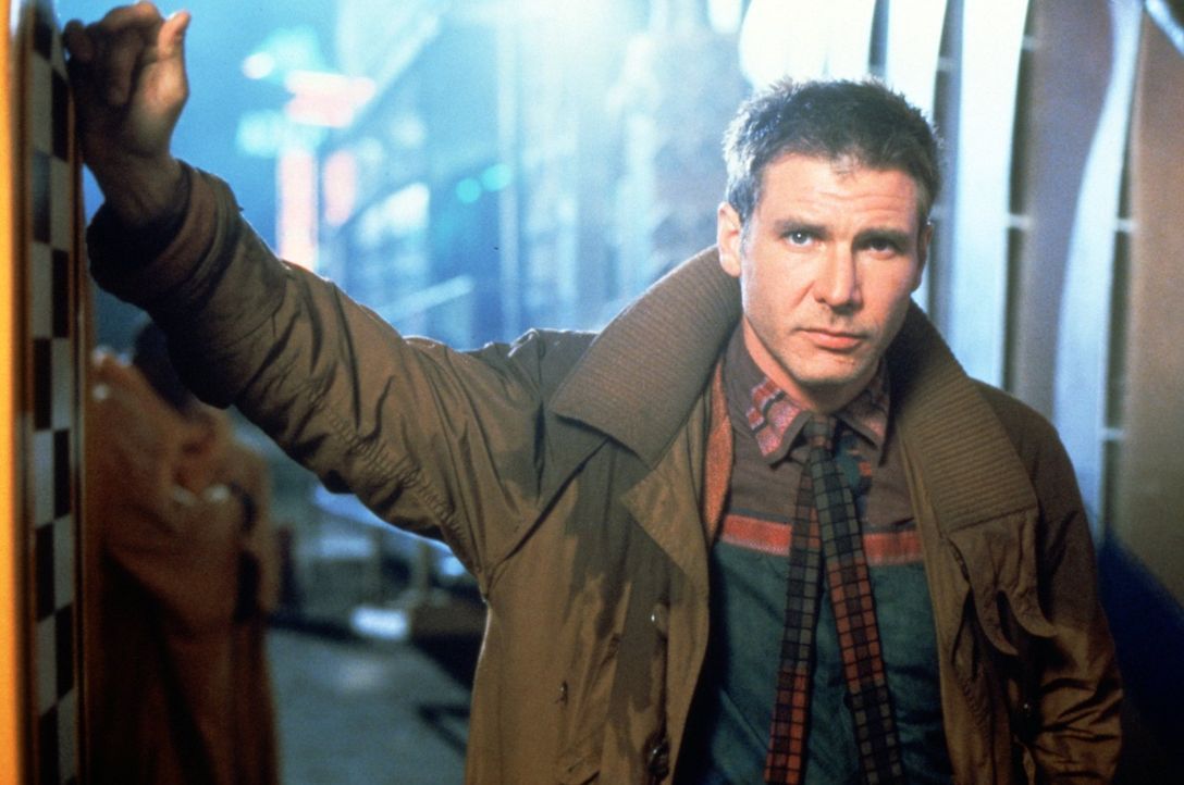 Replikantenjäger Rick Deckard (Harrison Ford) testet, ob sein Gegenüber ein Mensch oder ein Android ist. - Bildquelle: Warner Bros.