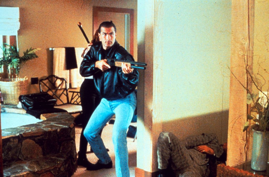 Auf eigene Faust versucht Cop Mason (Steven Seagal), die Auftraggeber eines Anschlags zu entlarven, der seiner Frau das Leben kostete ... - Bildquelle: Warner Bros.