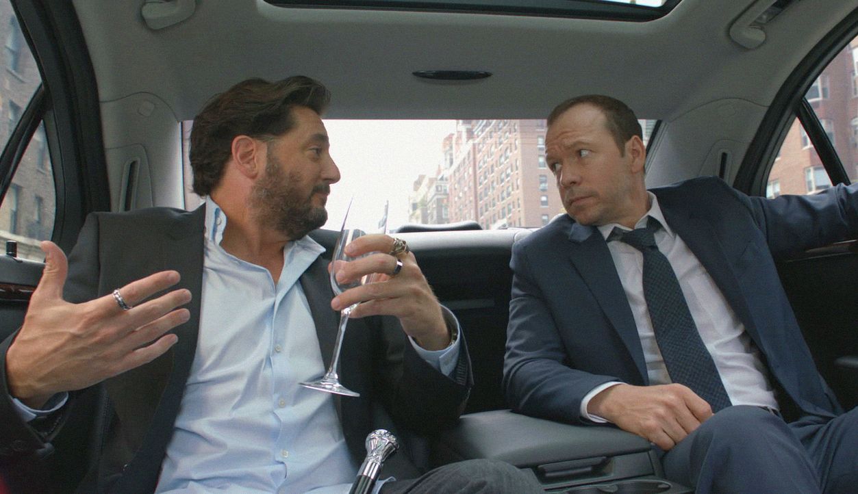Auch wenn sich Danny (Donnie Wahlberg, r.) nicht mit Vince (Reg Rogers, l.) versteht: Sein Angebot ist schwer, auszuschlagen ... - Bildquelle: 2012 CBS Broadcasting Inc. All Rights Reserved.