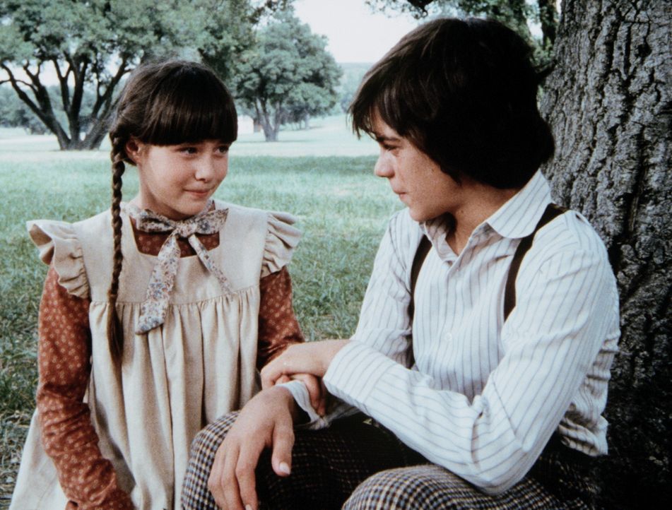 Jenny Wilder (Shannen Doherty, l.) hat sich mit dem stummen Matthew (Jonathan Hall Kovacs, r.) angefreundet. - Bildquelle: Worldvision