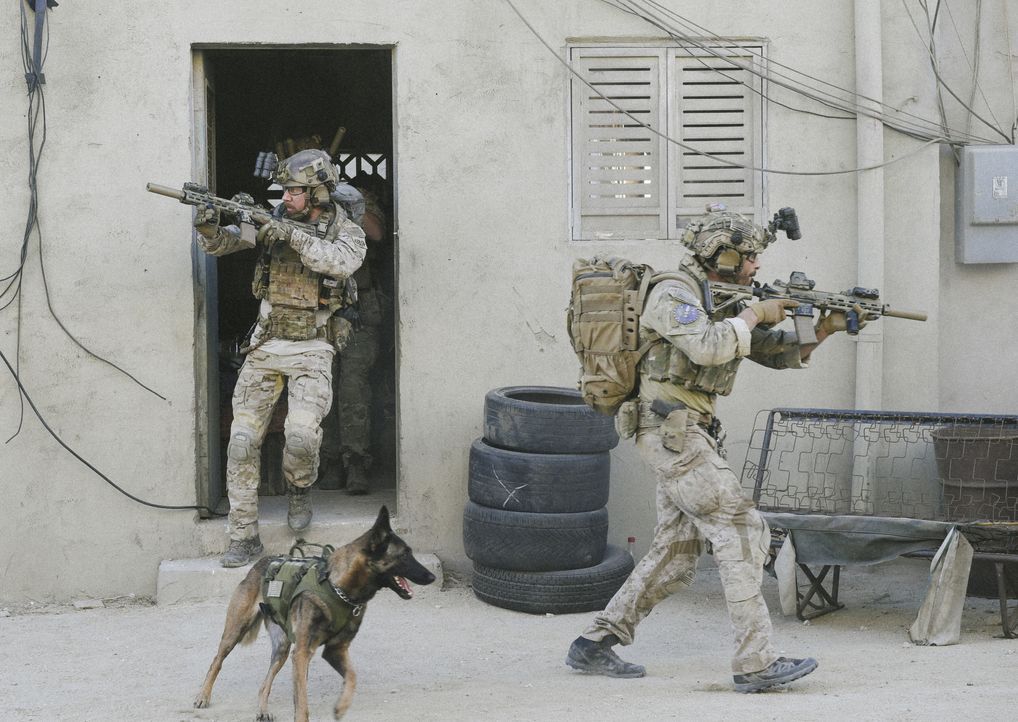 Die Mission, eine abgeschossene Drohe zu bergen, rückt in den Hintergrund, als das SEAL Team (Tyler Grey, l. und Justin Melnick, r.) ihren Kameraden... - Bildquelle: Ron Jaffe CBS   2017 CBS Broadcasting, Inc. All Rights Reserved / Ron Jaffe