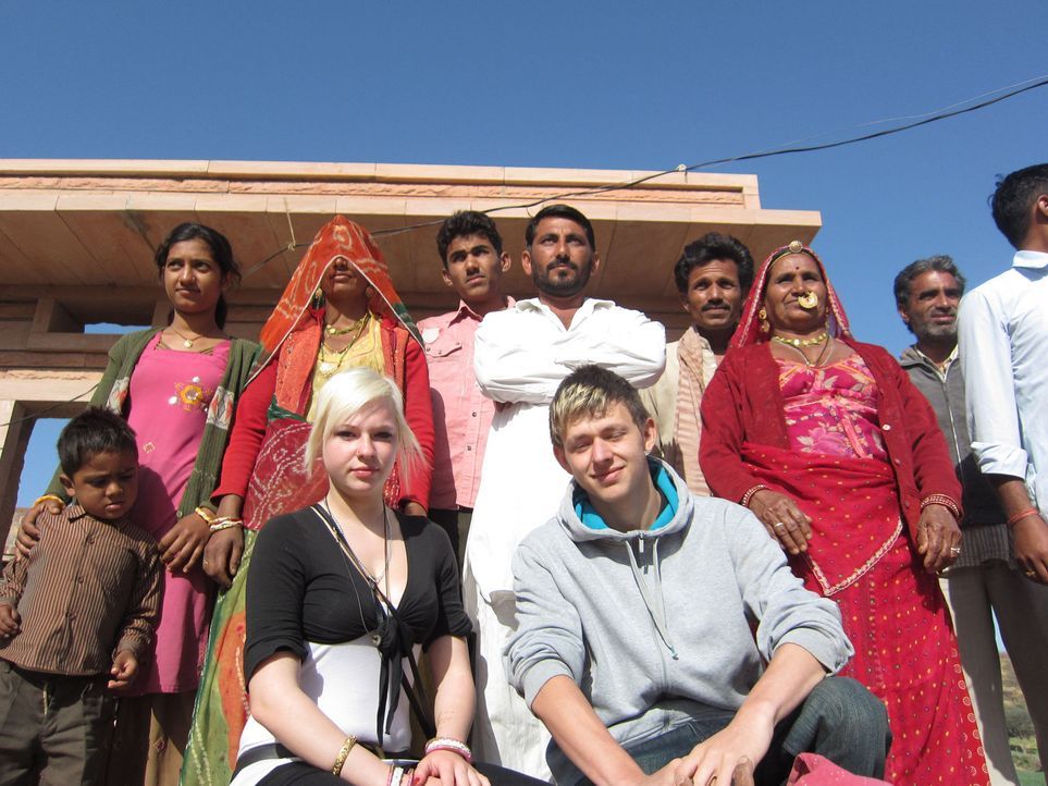 Marlon (vorne r.) und Laura (vorne l.) werden von ihren Eltern nach Indien in das abgelegene Örtchen Rajasthan geschickt. - Bildquelle: kabel eins