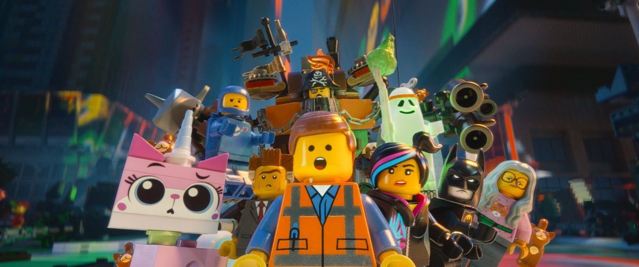 Mit Hilfe seiner neuen, vielen Freunde muss der einfache Bauarbeiter Emmet (M.) erfahren, dass es neben seiner geliebten Stadt noch ganz andere LEGO... - Bildquelle: 2014 Warner Brothers