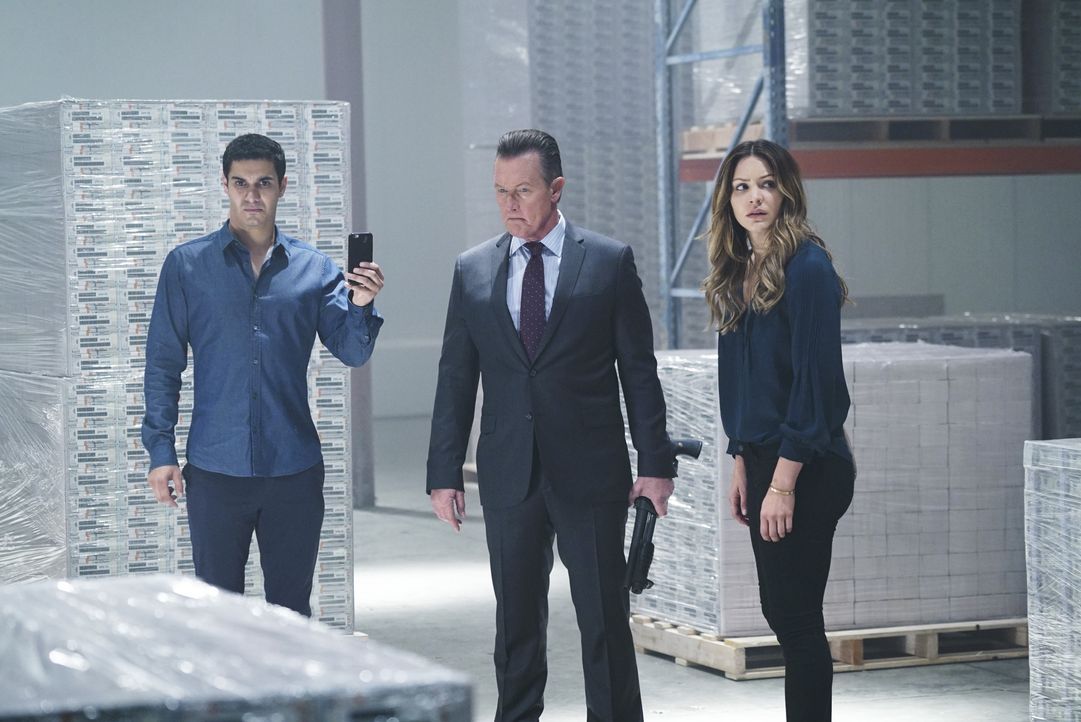 Walter (Elyes Gabel, l.), Cabe (Robert Patrick, M.) und Paige (Katharine McPhee, r.) müssen sich mit einer ausländischen Organisation auseinanderset... - Bildquelle: Monty Brinton 2016 CBS Broadcasting, Inc. All Rights Reserved. / Monty Brinton
