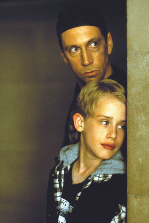 Machen sich auf, wahre Freunde zu finden: der reiche Junge Richie Rich (Macaulay Culkin, 2.v.l.) und Butler Cadbury (Johnathan Hyde, l.) ... - Bildquelle: 1994 Warner Bros.
