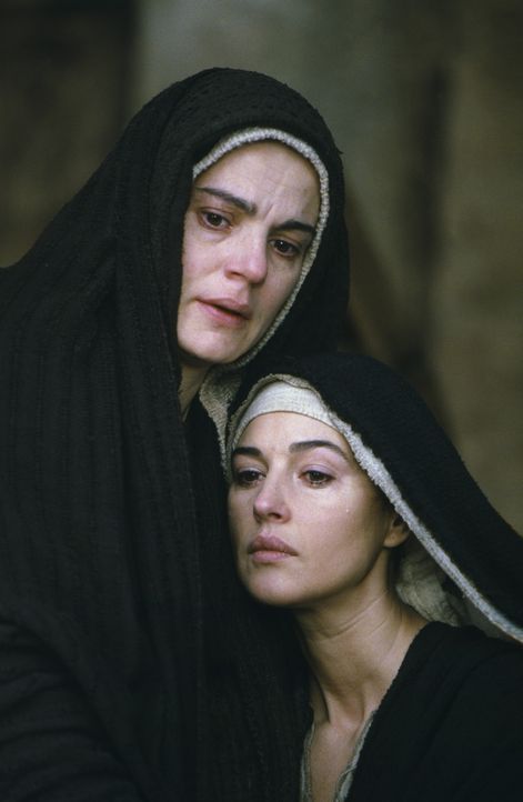 Leiden unendlich mit: Maria Magdalena (Monica Bellucci, r.) und Jesus Mutter Maria (Maia Morgenstern, l.) ... - Bildquelle: Icon Film Distribution Ltd.