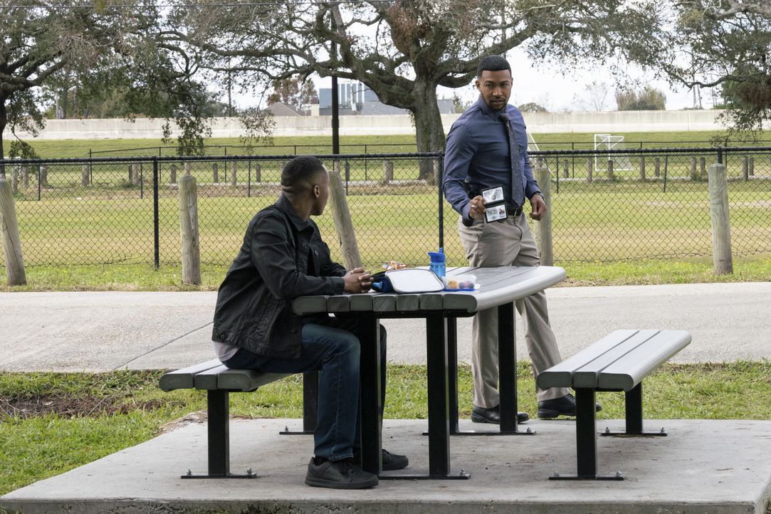 Angelo Coleman (Jared Gray, l.); Quentin Carter (Charles Michael Davis, r.) - Bildquelle: Sam Lothridge 2020 CBS Broadcasting, Inc. All Rights Reserved. / Sam Lothridge
