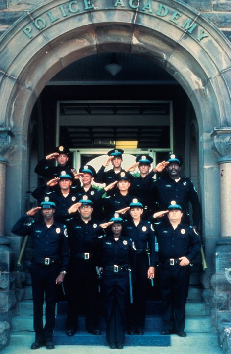 Die Neuankömmlinge der Police Academy in Reih und Glied ... - Bildquelle: Warner Bros.