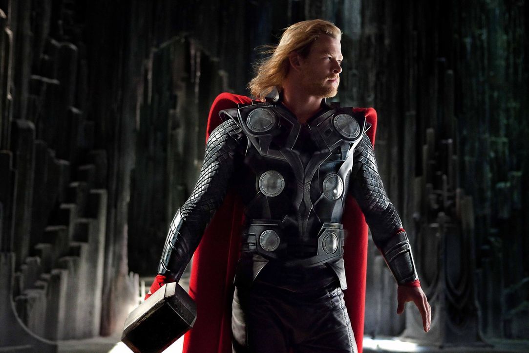 Als Kämpfer geboren, setzt sich Thor (Chris Hemsworth) für sein rechtmäßiges Königreich ein, aber lernt auf der Erde zusätzlich was es heißt, ein wü... - Bildquelle: 2011 MVLFFLLC. TM &   2011 Marvel. All Rights Reserved.
