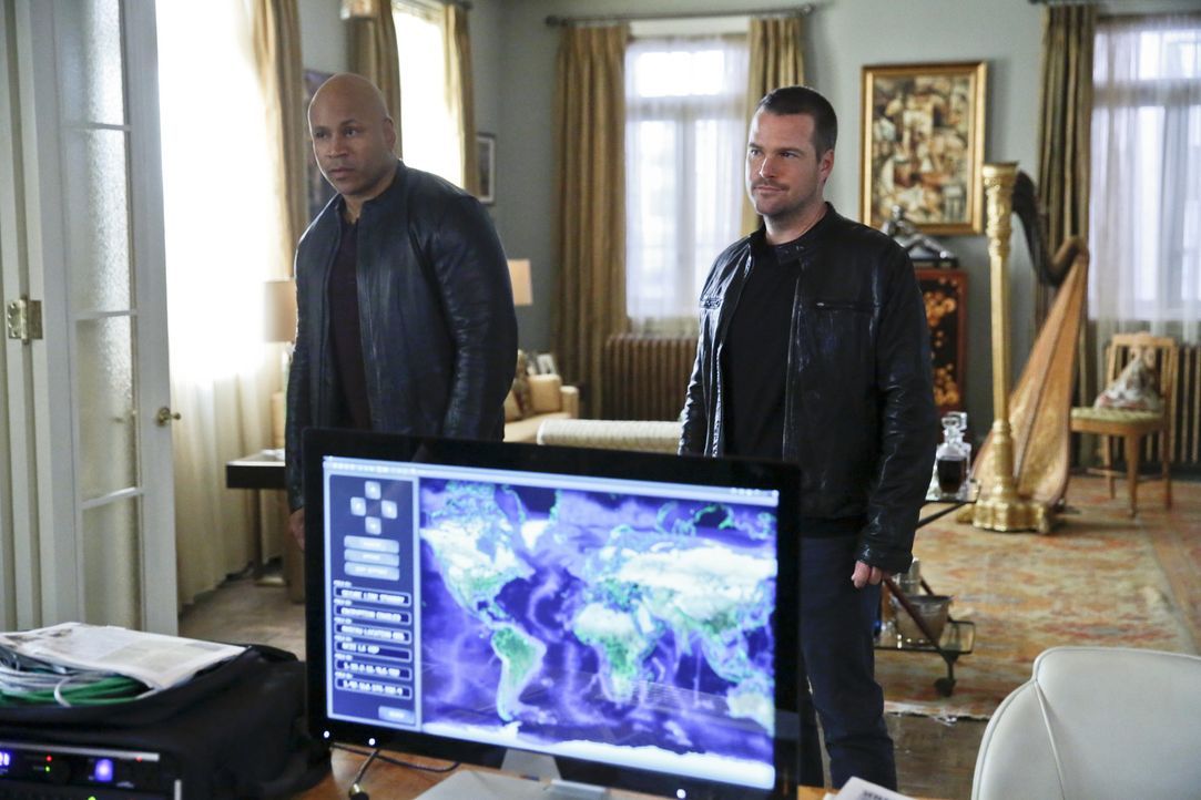 Callen (Chris O'Donnell, r.) und Sam (LL Cool J, l.) sind zusammen mit Arkady und Hetty in Russland auf der Suche nach Anna, um sie aus der Hand von... - Bildquelle: CBS Studios Inc. All Rights Reserved.