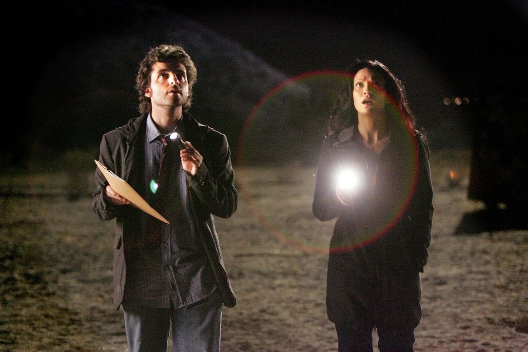 Bei einem nächtlichen Ausflug zum Tatort  machen Charlie (David Krumholtz, l.) und Amita (Navi Rawat, r.) ein Entdeckung, die zur Lösung des Falles... - Bildquelle: Paramount Network Television