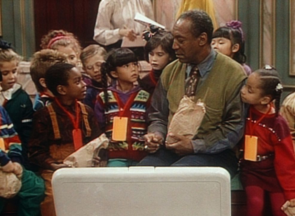 Cliff (Bill Cosby, Mitte r.) versucht, einen der Klassenkameraden von Olivia (Raven Symone, r.) dazu zu überreden, sein Essen mit ihm zu tauschen. - Bildquelle: Viacom