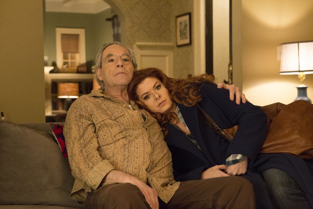 Auch wenn er kein einfacher Hausgast ist, ist Laura (Debra Messing, r.) in manchen Situationen froh, dass ihr Vater Leo (Robert Klein, l.) da ist ... - Bildquelle: 2015 Warner Bros. Entertainment, Inc.