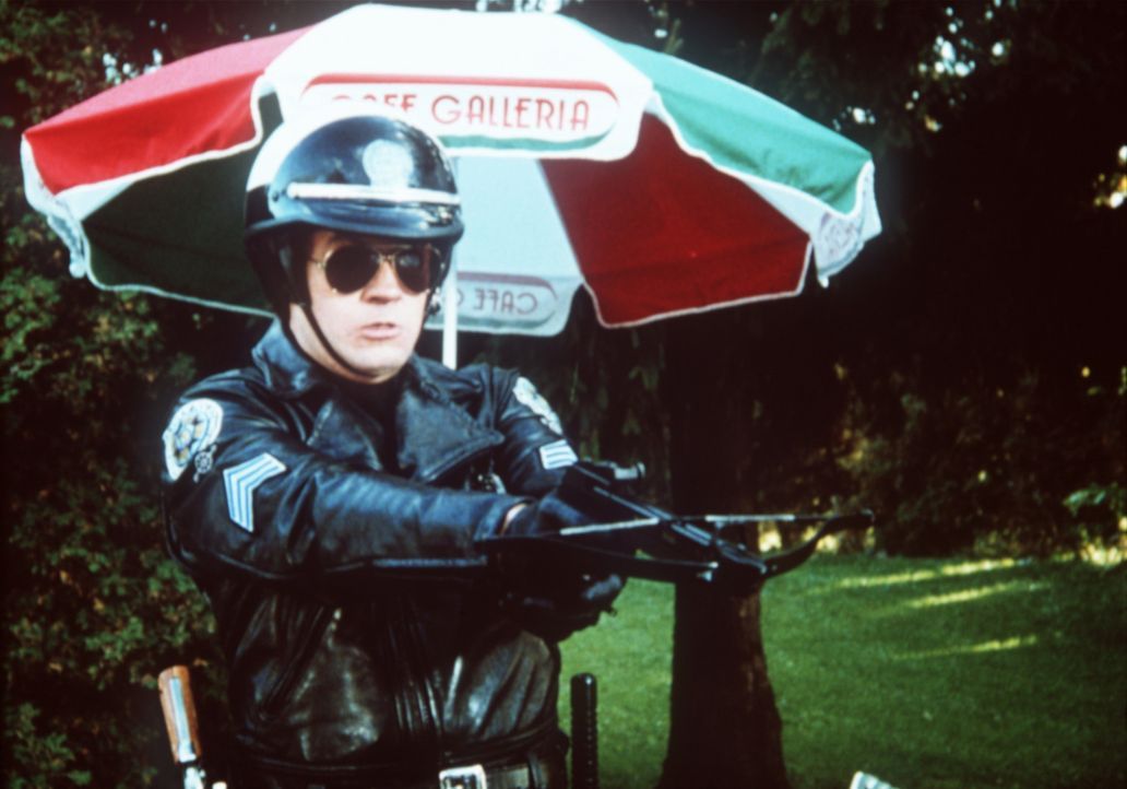 Eines Tages kehrt Ex-Chaot Mahoney (Steve Guttenberg) als Ausbilder an die Police Academy zurück. - Bildquelle: Warner Bros.