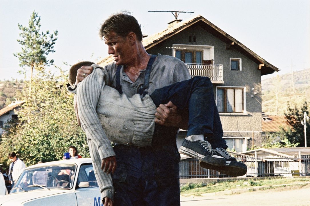 Für Nick (Dolph Lundgren, r.) bricht eine Welt zusammen, als Sasha Popov seinen Sohn (Naum Shopov, l.) und seine Frau umbringt ... - Bildquelle: Nu Image Films