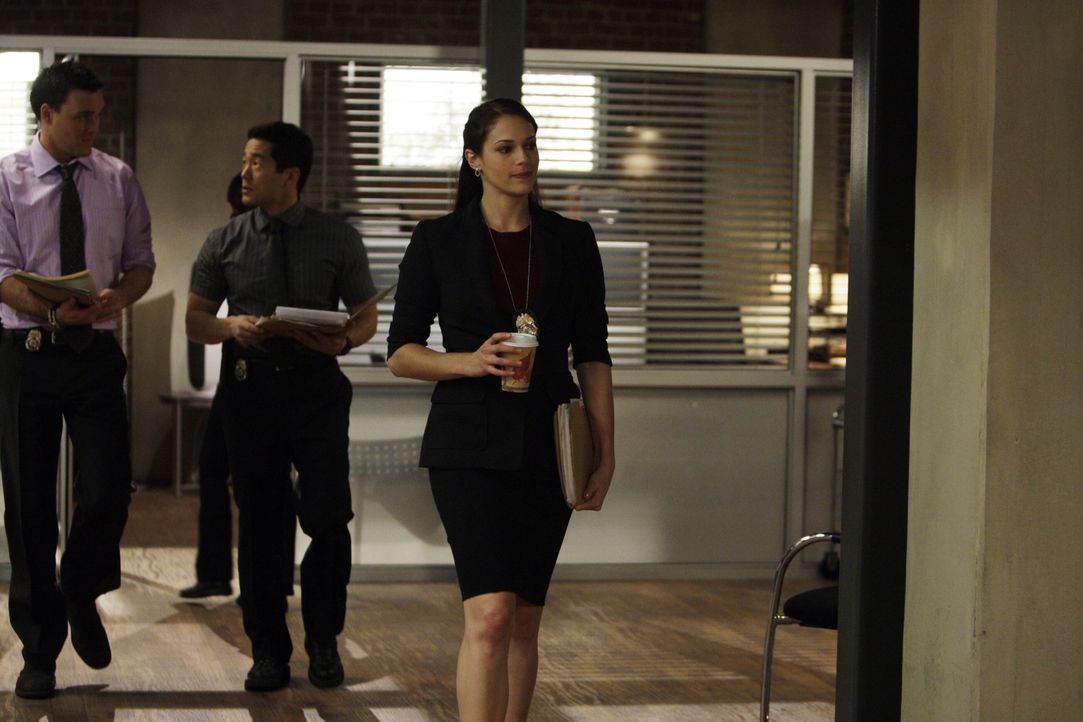 Grace (Amanda Righetti, r.) hat einen neuen Lover, der nicht nur ihr Leben verändert, sondern auch das ihrer Kollegen Wayne (Owain Yeoman, l.), Kend... - Bildquelle: Warner Bros. Television