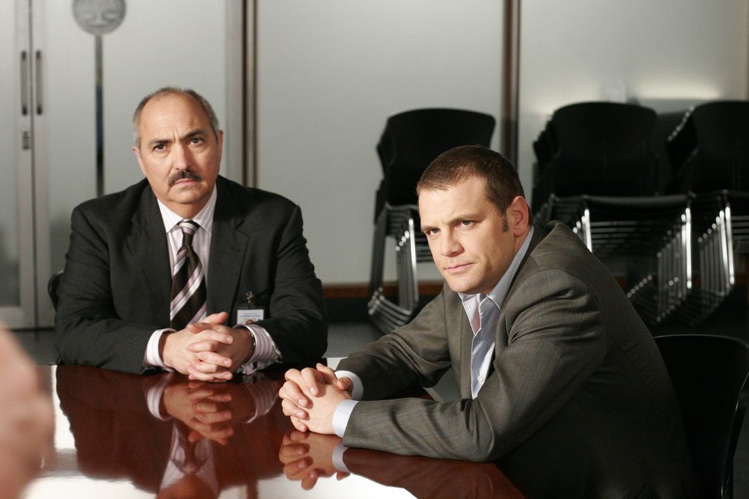 Staatsanwalt Devalos (Miguel Sandoval, l.) und Detective Lee Scanlon (David Cubitt, r.) stellen dem Verdächtigen noch ein paar Fragen … - Bildquelle: Paramount Network Television