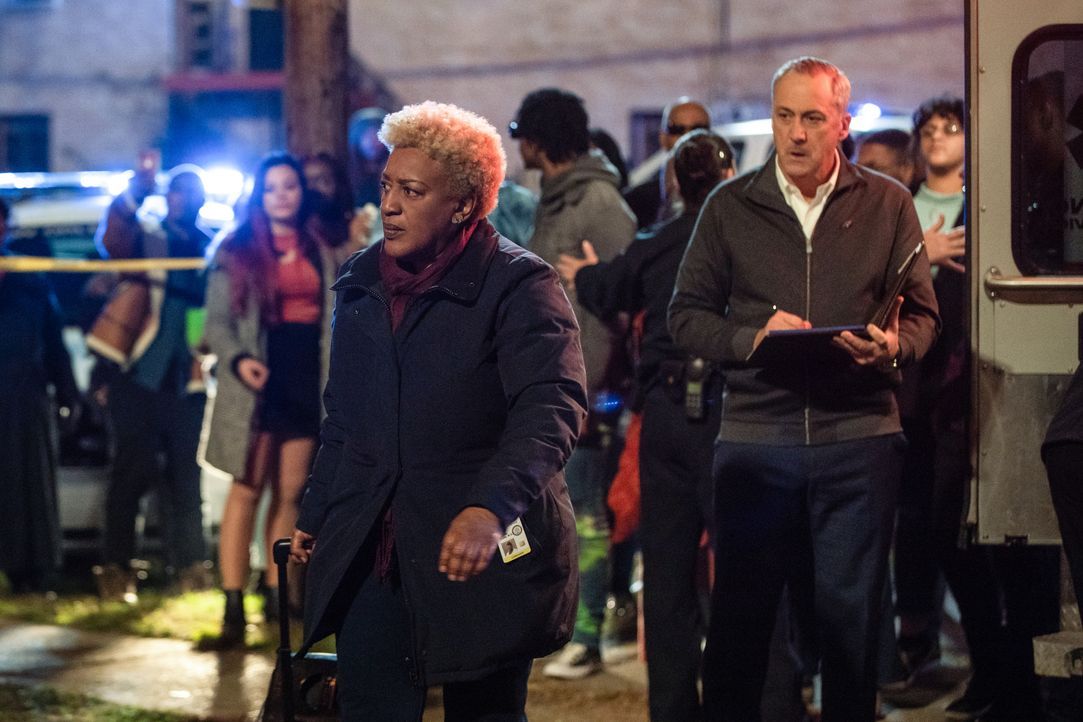 Dr. Loretta Wade (CCH Pounder, l.) - Bildquelle: 2020 CBS Broadcasting Inc. All Rights Reserved.