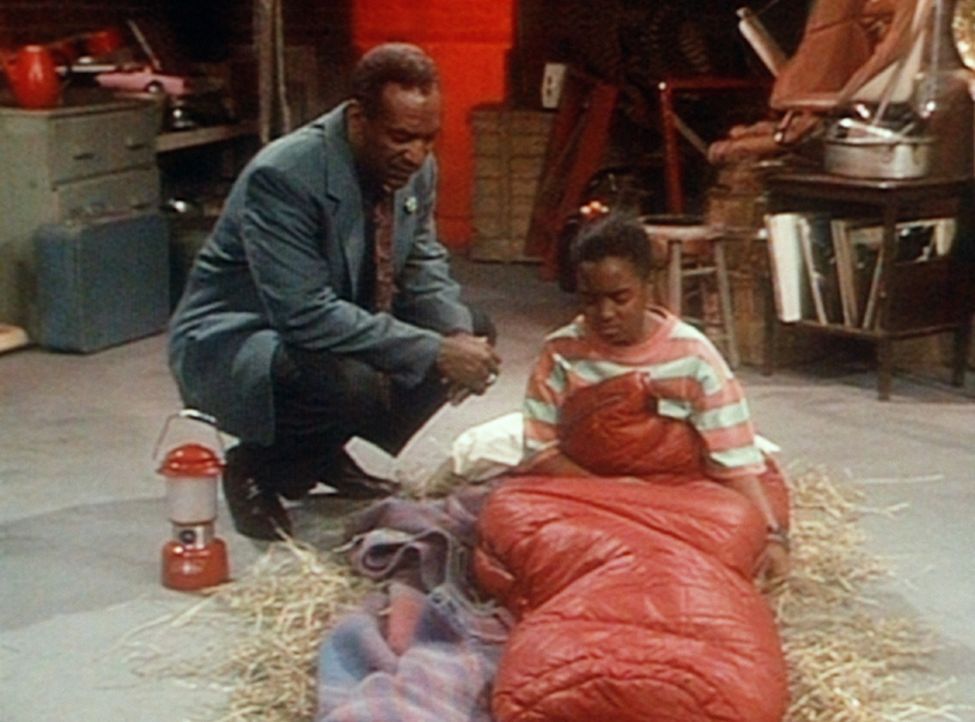 Rudy (Keshia Knight Pulliam, r.) ist von Cliff (Bill Cosby, l.) in den Keller verbannt worden, weil Olivias Pony in Zukunft in Rudys Bett schlafen s... - Bildquelle: Viacom