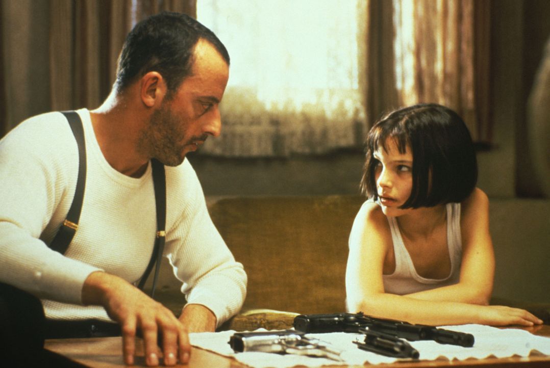 Ein krasser Deal: Mathilda (Nathalie Portman, r.) bringt dem Analphabeten Léon (Jean Reno, l.) Lesen und Schreiben bei, im Gegenzug zeigt er ihr den... - Bildquelle: Gaumont