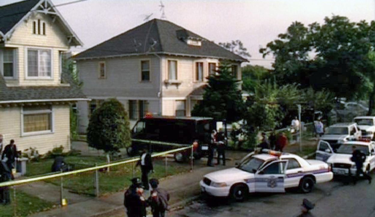 Im Haus der Familie DiMarco werden zwei verstümmelte Leichen gefunden - ein Fall für die Spezialeinheit des FBI ... - Bildquelle: Touchstone Television