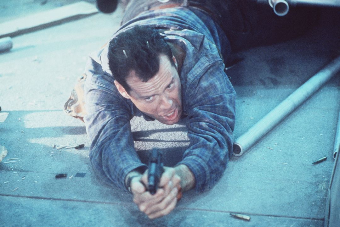 John McClane (Bruce Willis) nimmt die Dinge gern selbst in die Hand: Während andere nur reden, muss er rumballern ... - Bildquelle: 1990 Twentieth Century Fox Film Corporation.  All rights reserved.