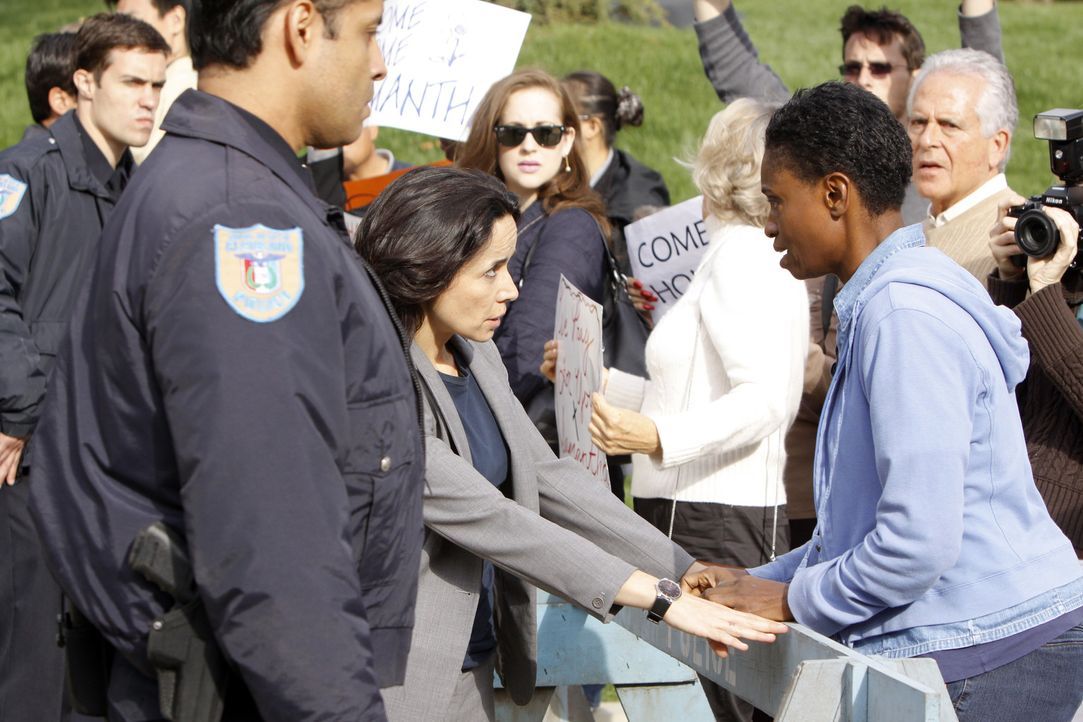 Jeanette Rawlins (Adina Porter, r.) macht sich große Sorgen um ihre Tochter, die ebenfalls vermisst wird, die Polizei jedoch seit neun Tagen nichts... - Bildquelle: ABC Studios