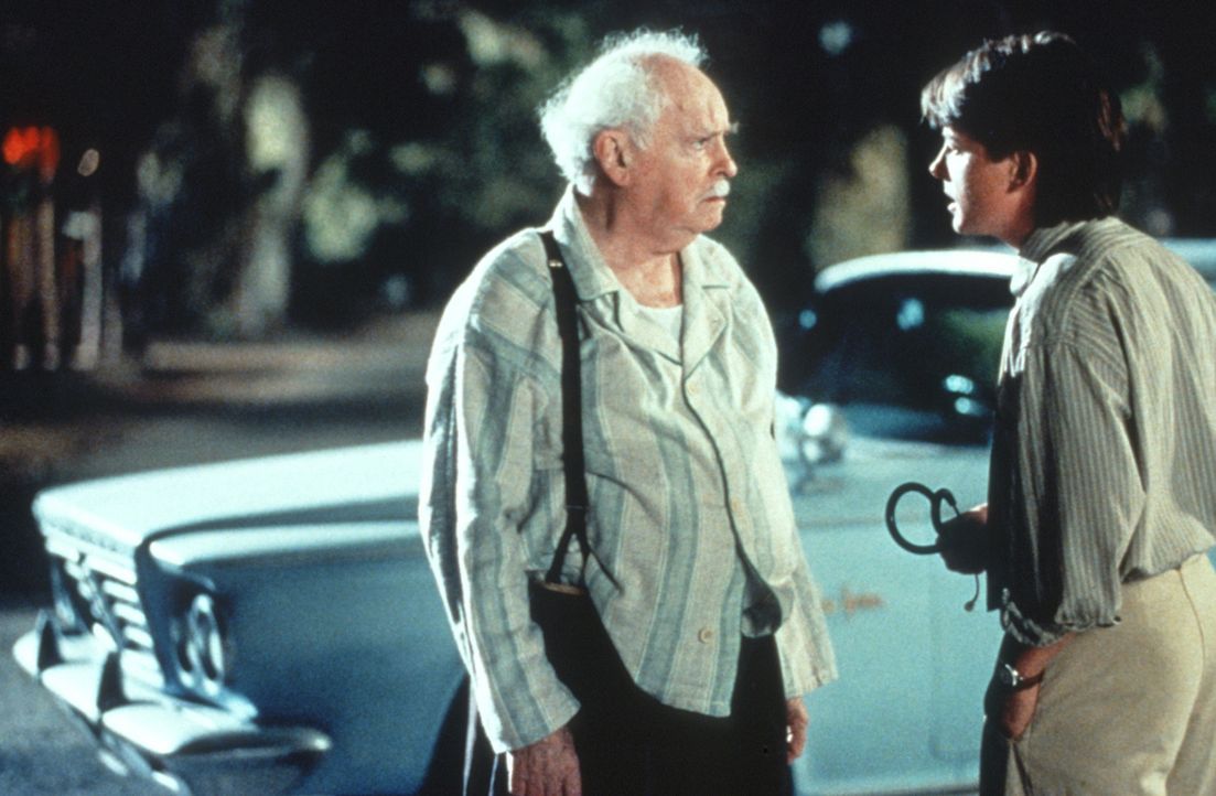 Der alte Doc (Barnard Hughes, l.) und der neue Doc (Michael J. Fox, r.) haben Meinungsverschiedenheiten ... - Bildquelle: Warner Bros.