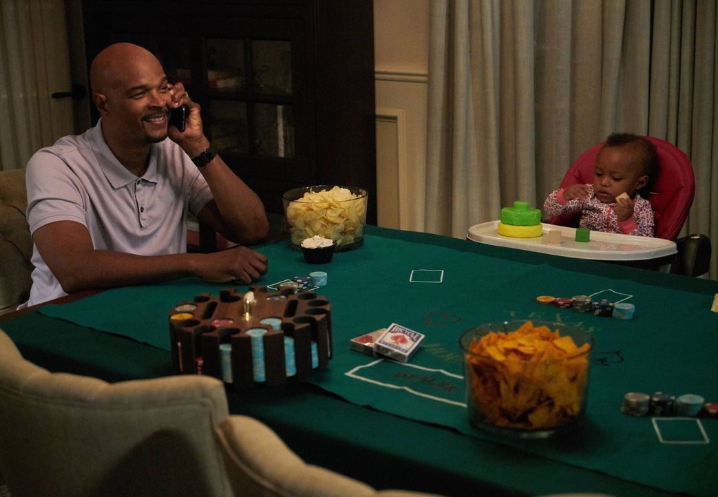 Eigentlich hoffte Murtaugh (Damon Wayans, l.) auf einen gemütlichen Männerabend - doch dann kommt alles ganz anders ... - Bildquelle: 2016 Warner Brothers