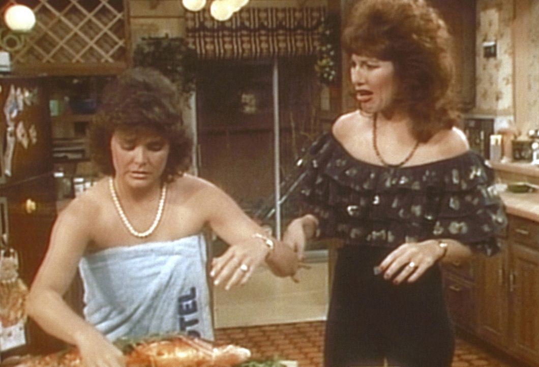 Peggy (Katey Sagal, r.) muss sich mit Marcy (Amanda Bearse, l.) herumschlagen, die halbnackt durchs Haus läuft. - Bildquelle: Columbia Pictures