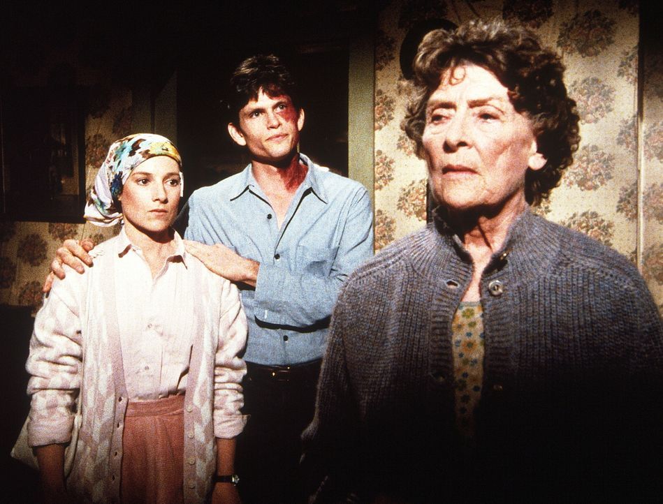 Julian (Jeff Kober, M.) erklärt seiner Mutter (Ann Duran, r.), dass er sie verlassen will, um sich mit Rachel (Annabelle Price, l.) ein eigenes Leb... - Bildquelle: 20th Century Fox Television
