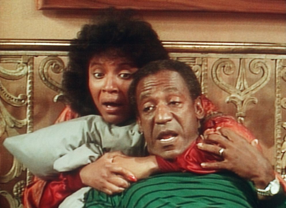 Clair (Phylicia Rashad, l.) und Cliff (Bill Cosby, r.) sind zu Tode erschrocken, weil die Schlange bis in ihr Schlafzimmer vorgedrungen ist. - Bildquelle: Viacom