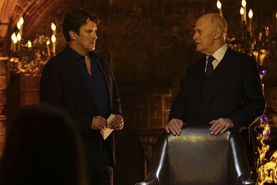 Während er sich eigentlich noch immer nicht an die Umstände seiner Entführung erinnern kann, wird Castle (Nathan Fillion, l.) von Mason Wood (Gerald... - Bildquelle: Richard Cartwright 2016 American Broadcasting Companies, Inc. All rights reserved.