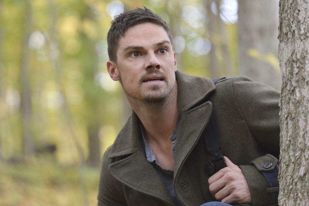 Schafft es Vincent (Jay Ryan), den Kugeln des perfekten Scharfschützen Bob zu entkommen? - Bildquelle: Ben Mark Holzberg 2015 The CW Network, LLC. All rights reserved.