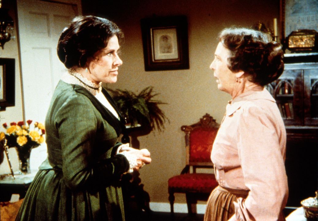 Mrs. Oleson (Katherine MacGregor, l.) erklärt Anna (Iris Korn, r.), dass sie durch ihre Liebe zu Reverend Alden dessen Stellung in der Kirche gefä... - Bildquelle: Worldvision
