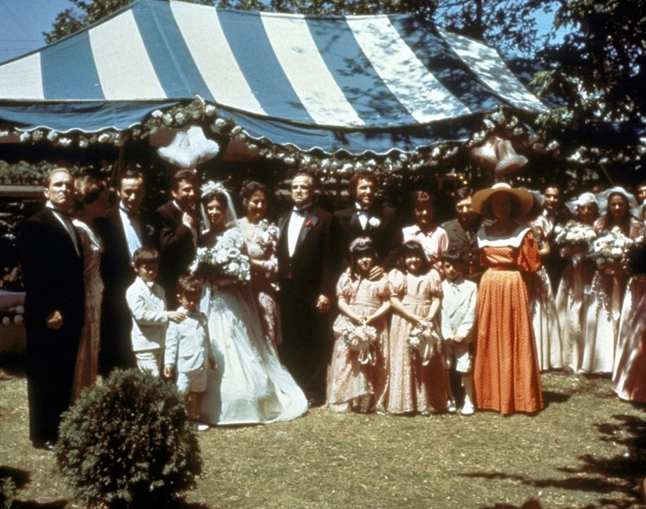 Anlässlich der Hochzeit von Connie Corleone posiert der Pate (Marlon Brando, M.) mit seiner Familie und seinen Freunden für ein Gruppenbild ... - Bildquelle: Paramount Pictures