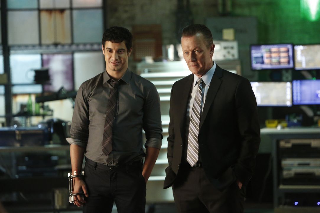 Noch ahnt Cabe (Robert Patrick, r.) nicht, dass es nicht die beste Entscheidung war, Walter (Elyes Gabel, l.) wieder dem Stress von Scorpion auszuse... - Bildquelle: Monty Brinton 2015 CBS Broadcasting, Inc. All Rights Reserved.