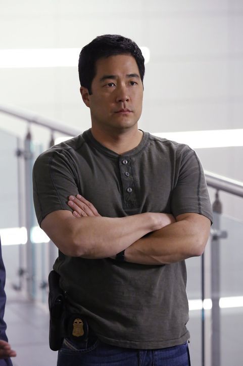Nach dem Tod von Vega ist die Arbeit für Cho (Tim Kang) nicht wirklich leicht ... - Bildquelle: Warner Bros. Television