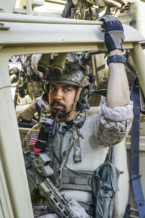 Für Ray (Neil Brown Jr.) und das Team verschärft sich die Lage, als ihre geheime Mission von syrischen Truppen unterbrochen wird - doch auch Zuhause... - Bildquelle: Monty Brinton Monty Brinton/CBS   2017 CBS Broadcasting, Inc. All Rights Reserved. / Monty Brinton