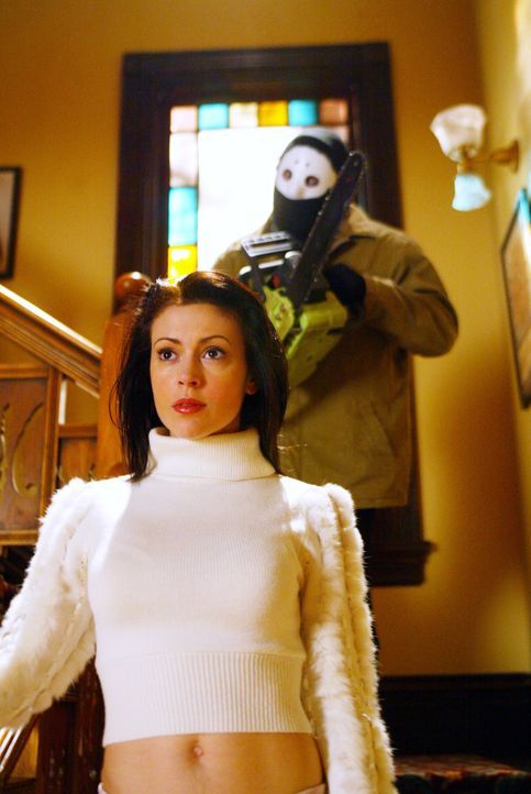 Kann sich Phoebe (Alyssa Milano) vor der Kettensäge retten? - Bildquelle: Paramount International Television